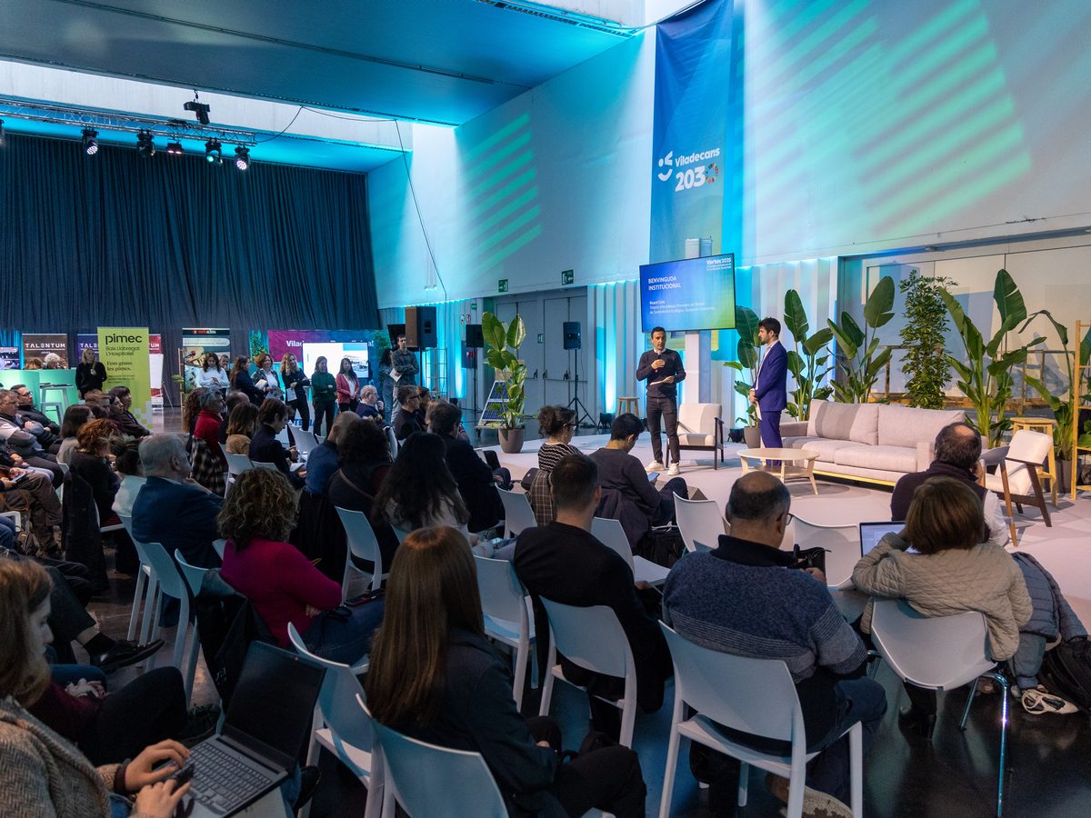 Público asistiendo a una ponencia